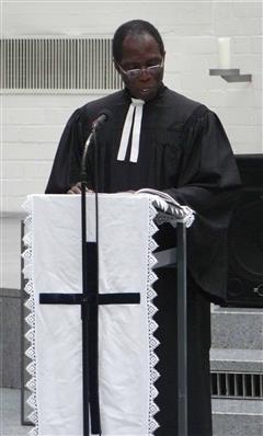 Rev. Michael Otu during the Service in Frankfurt.
